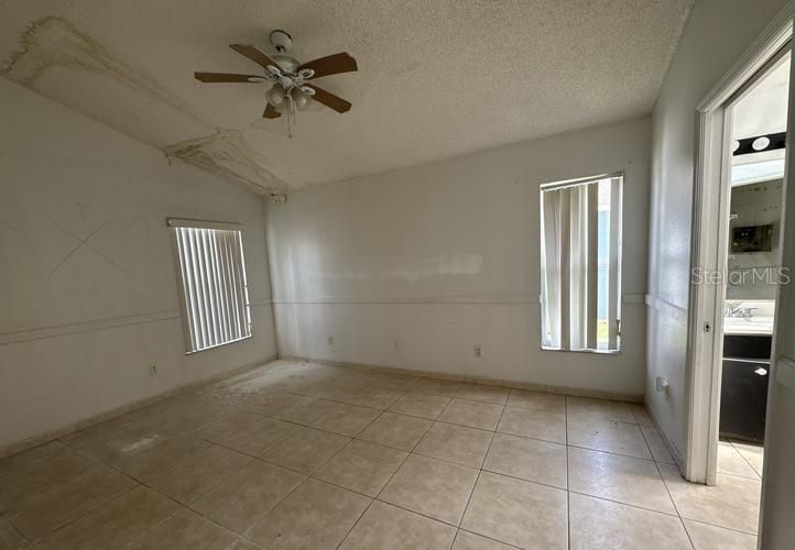 合同活跃: $240,000 (3 贝兹, 2 浴室, 1430 平方英尺)