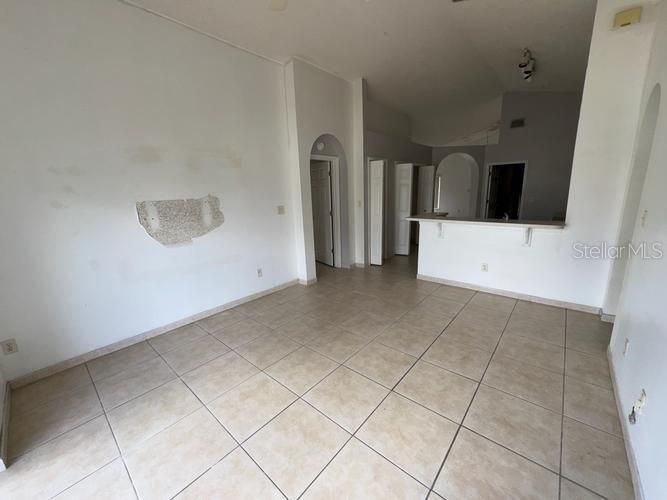 合同活跃: $240,000 (3 贝兹, 2 浴室, 1430 平方英尺)