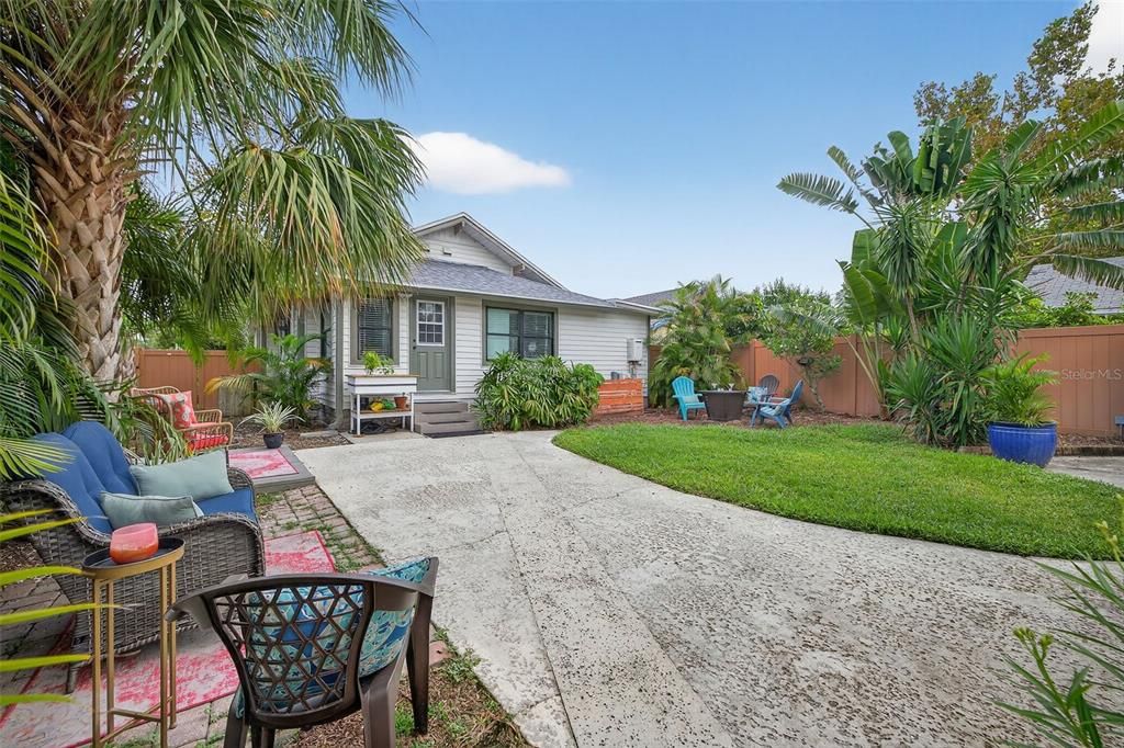 Active With Contract: $699,000 (2 beds, 2 baths, 1293 Square Feet)