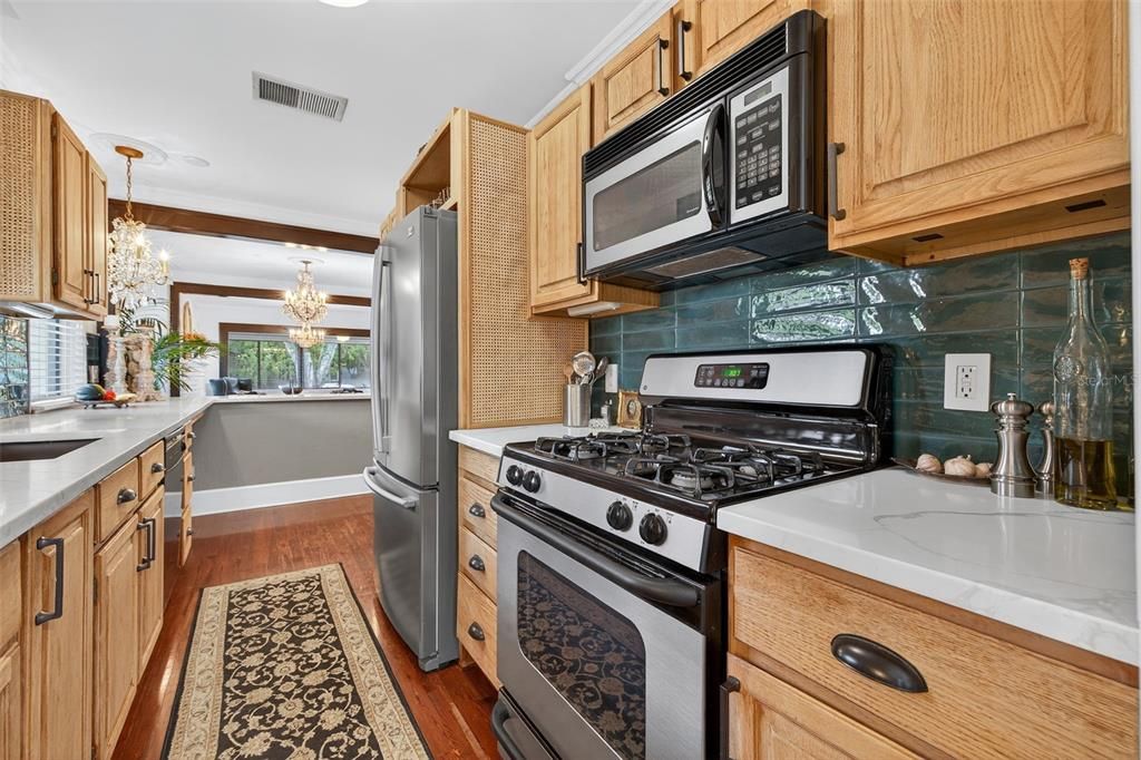 Active With Contract: $699,000 (2 beds, 2 baths, 1293 Square Feet)