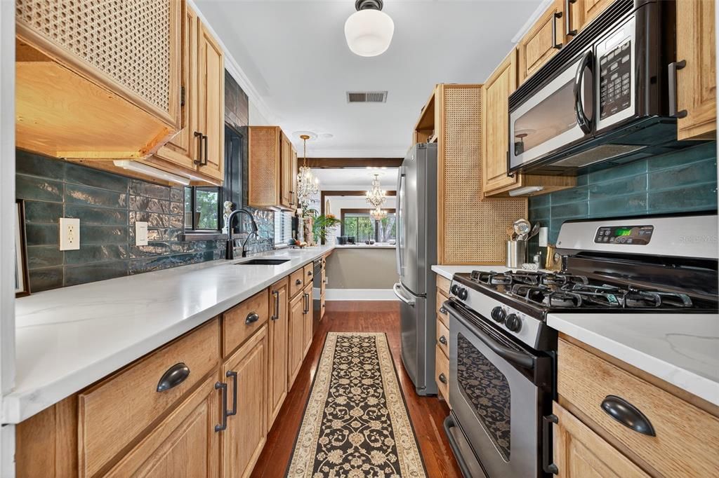 Active With Contract: $699,000 (2 beds, 2 baths, 1293 Square Feet)