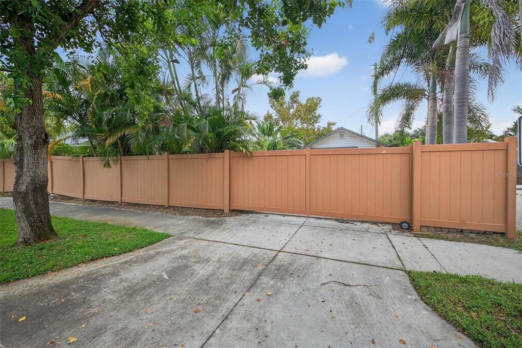 Active With Contract: $699,000 (2 beds, 2 baths, 1293 Square Feet)