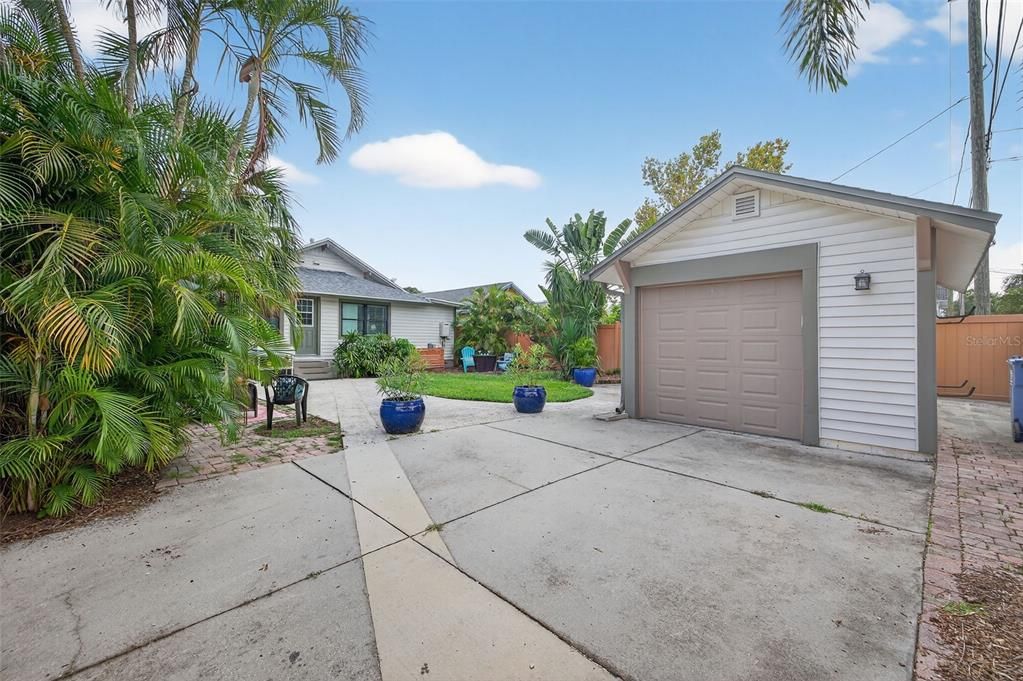 Active With Contract: $699,000 (2 beds, 2 baths, 1293 Square Feet)