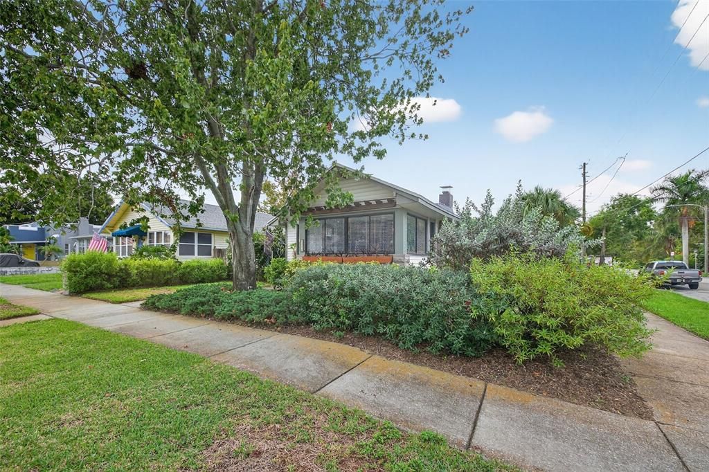 Active With Contract: $699,000 (2 beds, 2 baths, 1293 Square Feet)