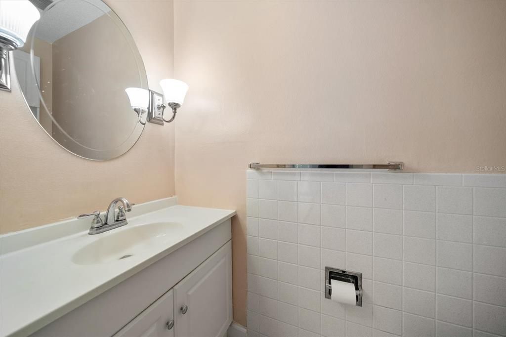 Active With Contract: $135,000 (2 beds, 1 baths, 905 Square Feet)