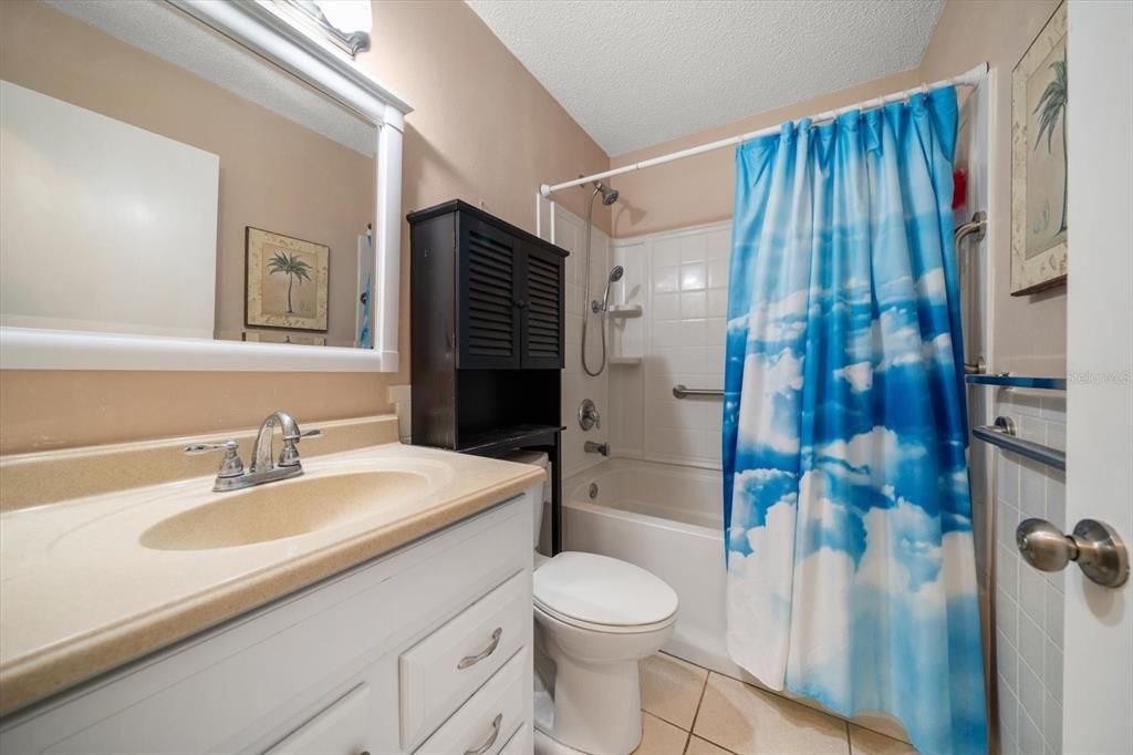 Active With Contract: $135,000 (2 beds, 1 baths, 905 Square Feet)