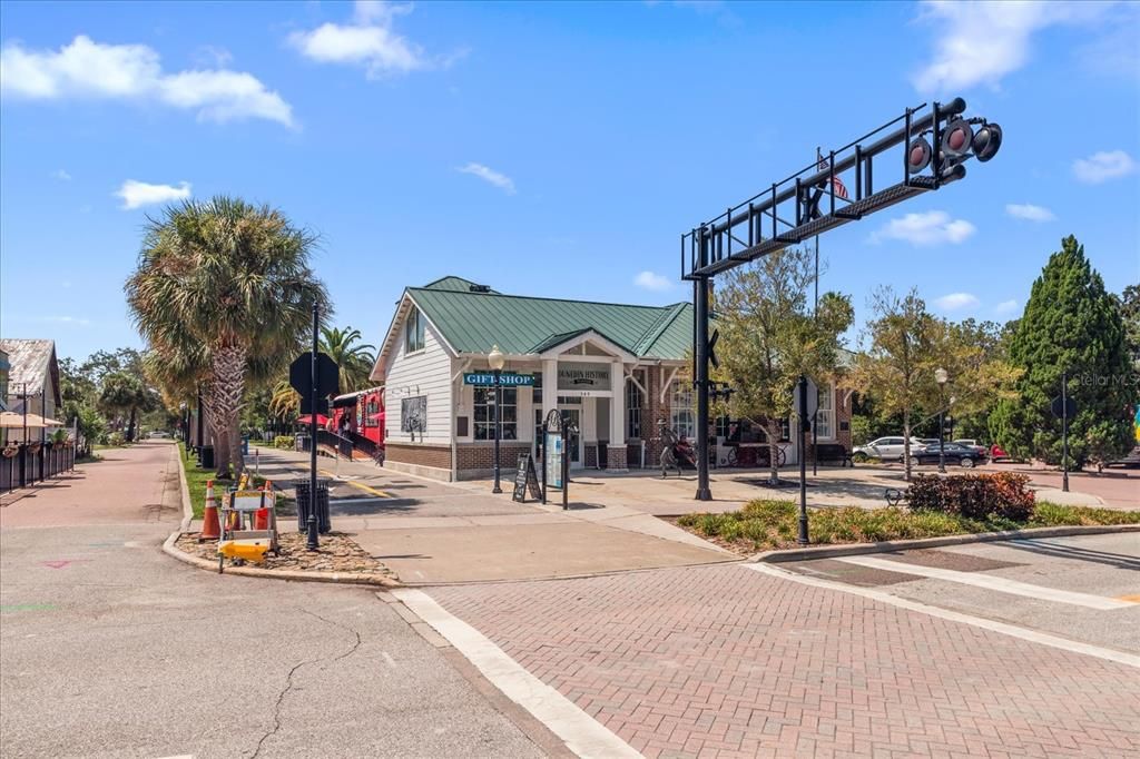 Active With Contract: $135,000 (2 beds, 1 baths, 905 Square Feet)