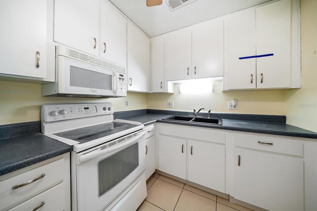 Active With Contract: $135,000 (2 beds, 1 baths, 905 Square Feet)