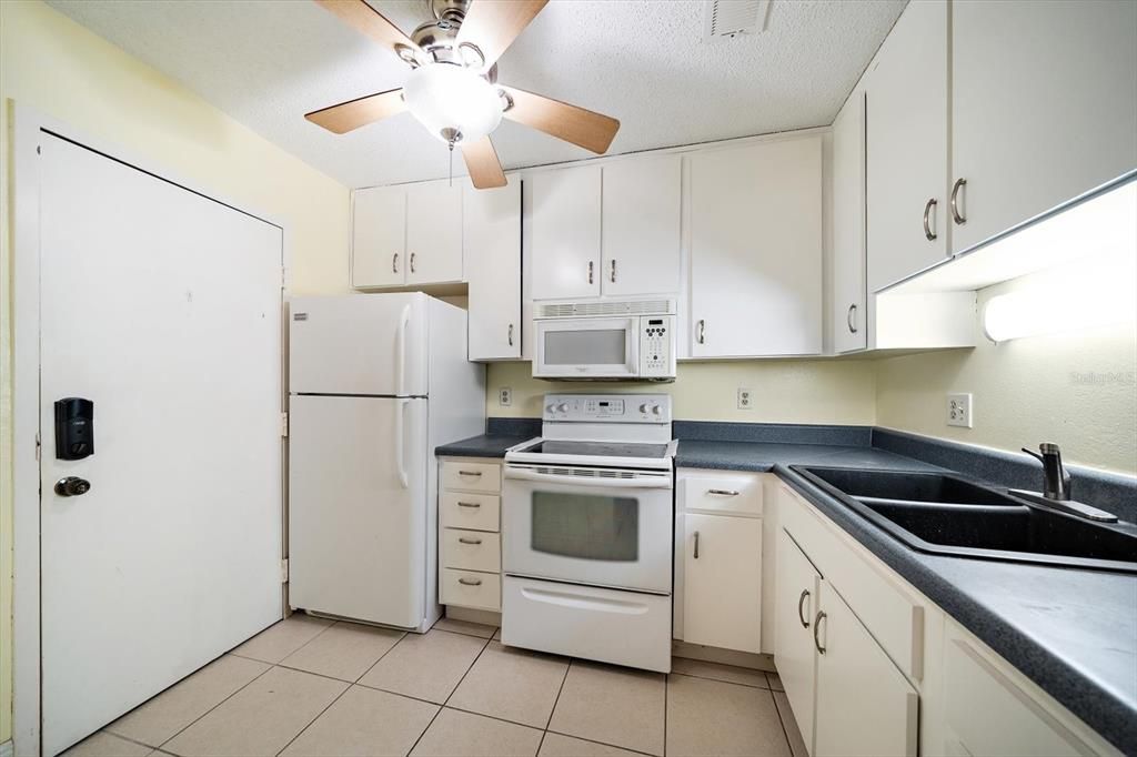 Active With Contract: $135,000 (2 beds, 1 baths, 905 Square Feet)