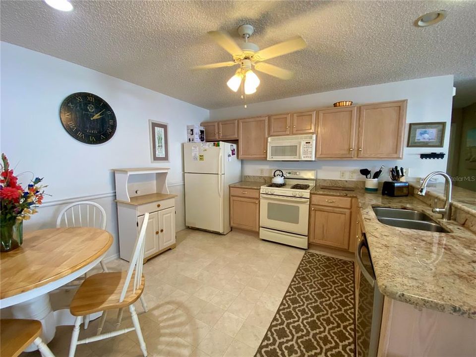 For Sale: $235,000 (2 beds, 2 baths, 1156 Square Feet)