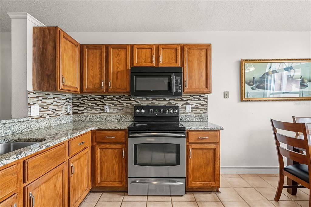 合同活跃: $2,200 (3 贝兹, 2 浴室, 1272 平方英尺)