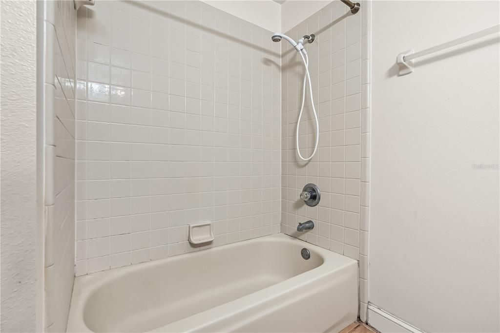 合同活跃: $2,200 (3 贝兹, 2 浴室, 1272 平方英尺)