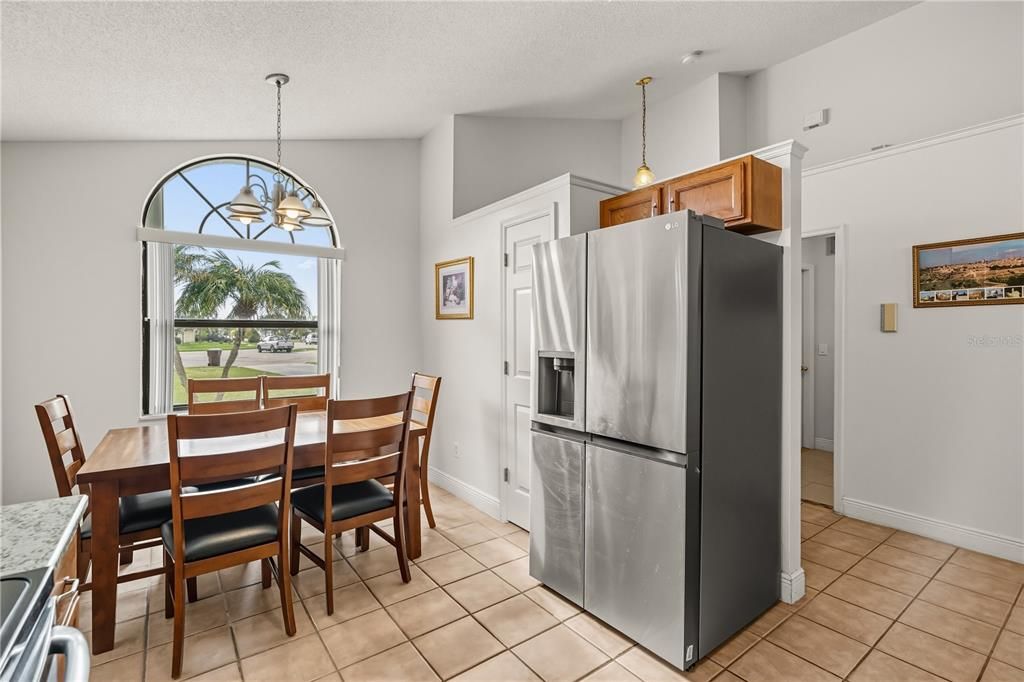 合同活跃: $2,200 (3 贝兹, 2 浴室, 1272 平方英尺)