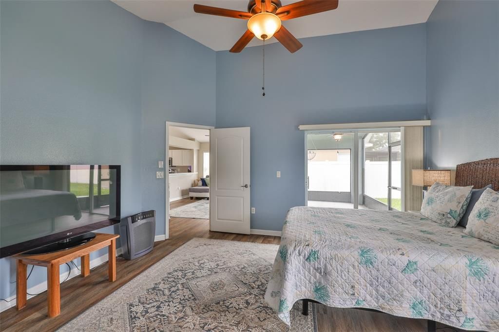 合同活跃: $300,000 (3 贝兹, 2 浴室, 1578 平方英尺)