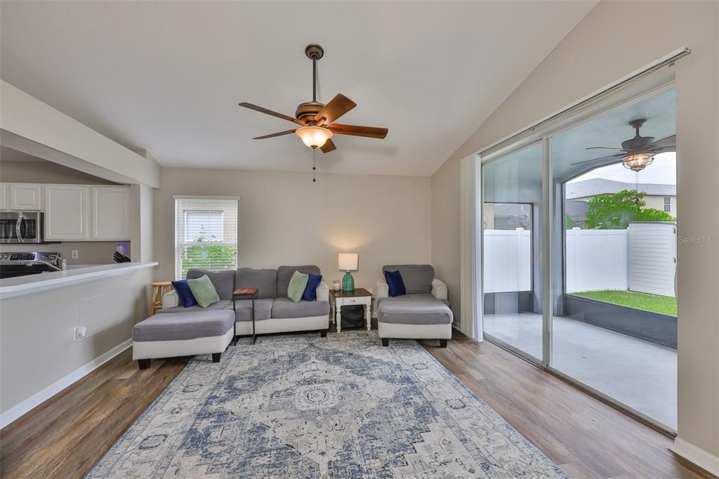 合同活跃: $300,000 (3 贝兹, 2 浴室, 1578 平方英尺)