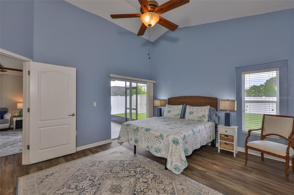 合同活跃: $300,000 (3 贝兹, 2 浴室, 1578 平方英尺)