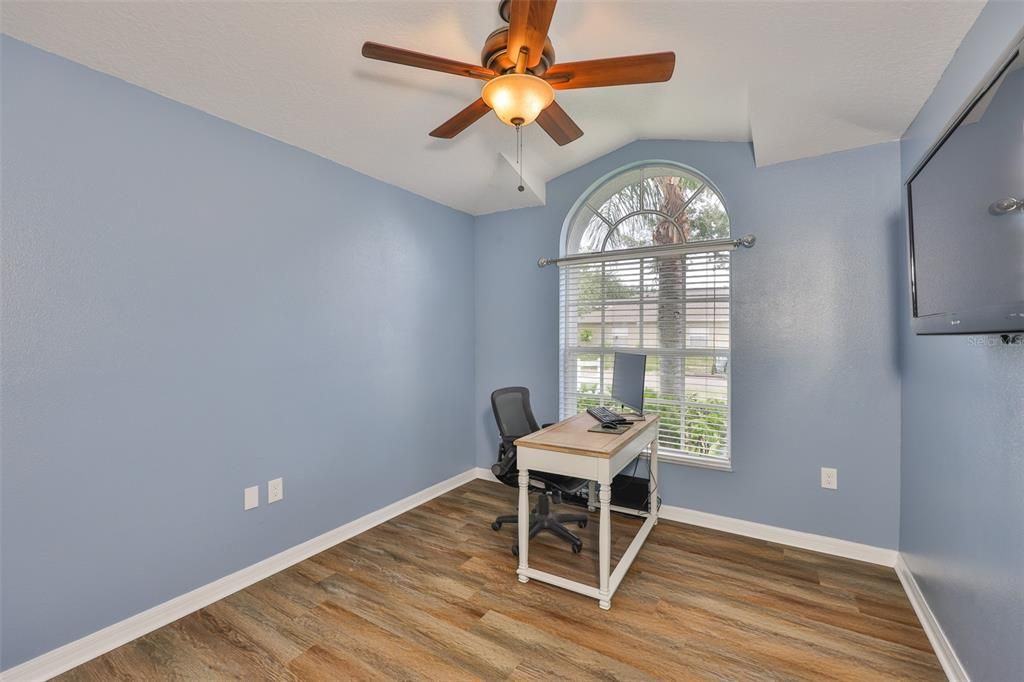 合同活跃: $300,000 (3 贝兹, 2 浴室, 1578 平方英尺)