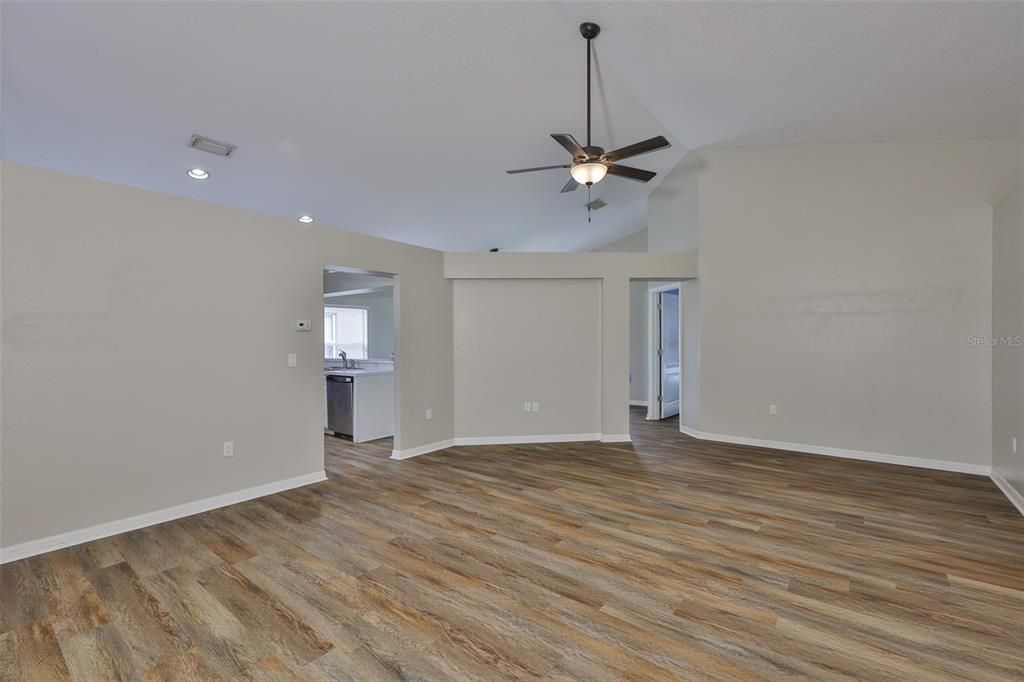 合同活跃: $300,000 (3 贝兹, 2 浴室, 1578 平方英尺)