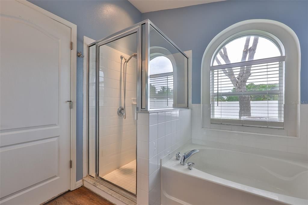 合同活跃: $300,000 (3 贝兹, 2 浴室, 1578 平方英尺)