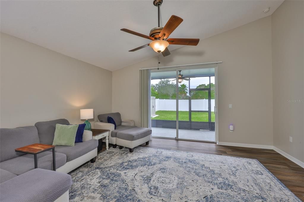 合同活跃: $300,000 (3 贝兹, 2 浴室, 1578 平方英尺)