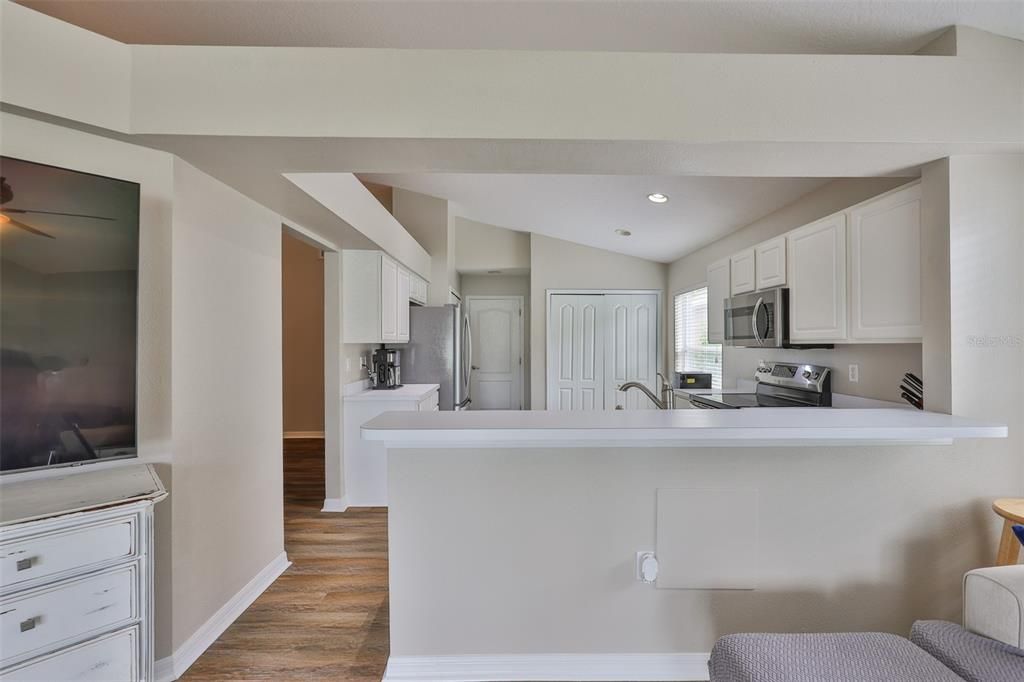 合同活跃: $300,000 (3 贝兹, 2 浴室, 1578 平方英尺)