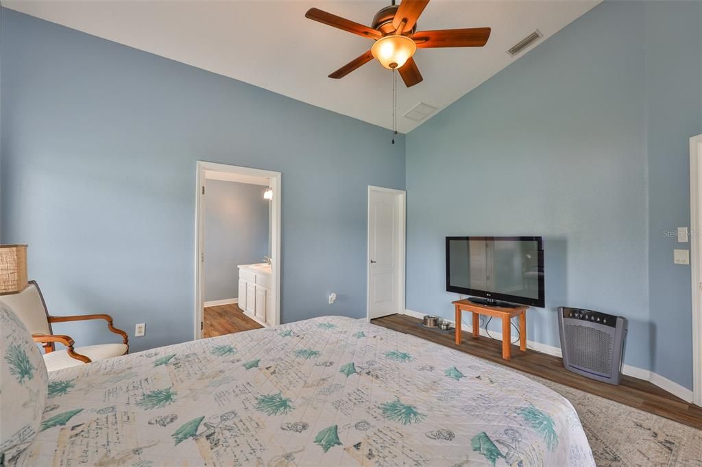 合同活跃: $300,000 (3 贝兹, 2 浴室, 1578 平方英尺)