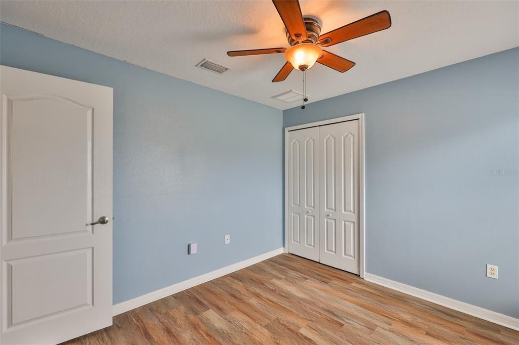 合同活跃: $300,000 (3 贝兹, 2 浴室, 1578 平方英尺)