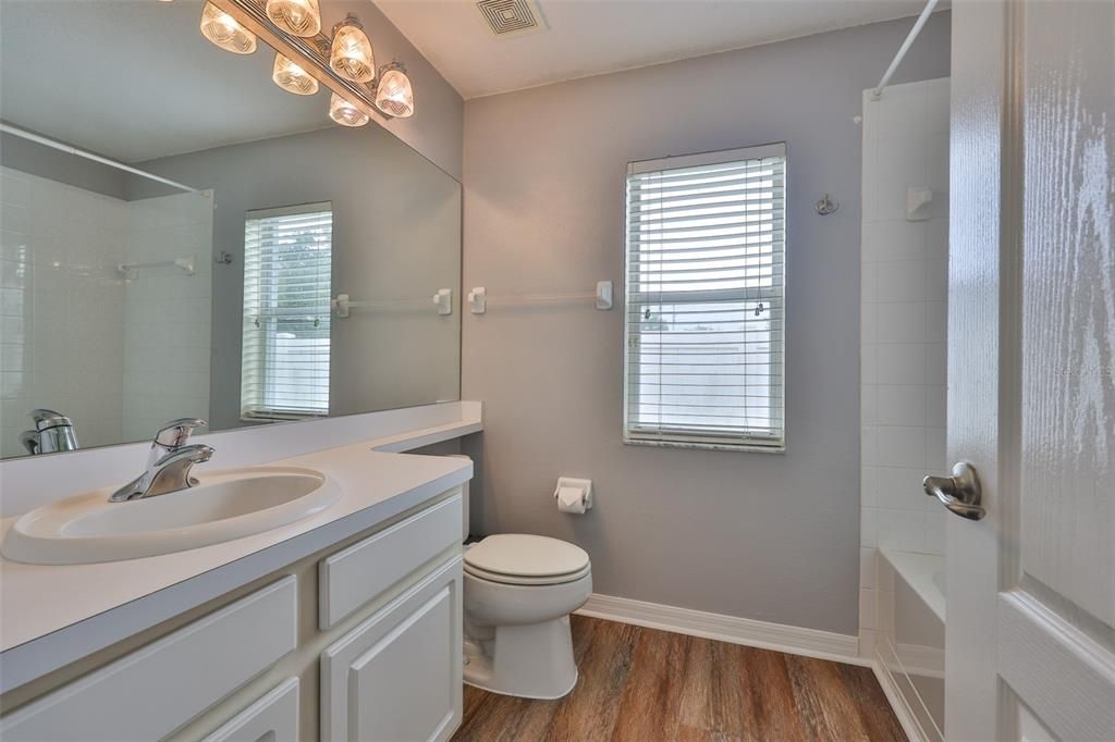 合同活跃: $300,000 (3 贝兹, 2 浴室, 1578 平方英尺)