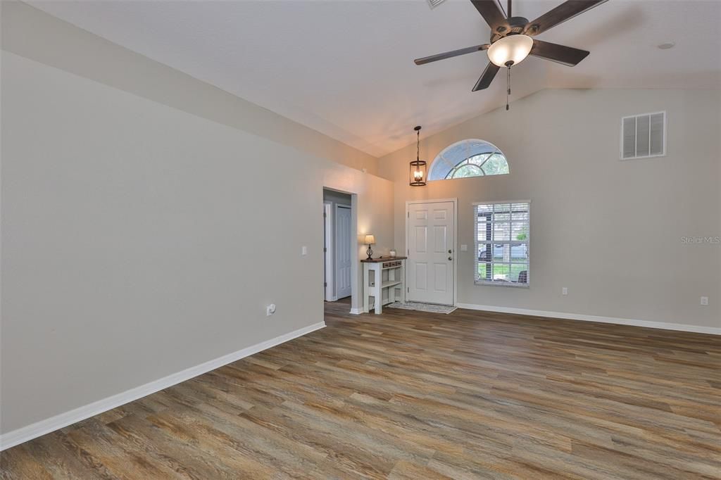 合同活跃: $300,000 (3 贝兹, 2 浴室, 1578 平方英尺)