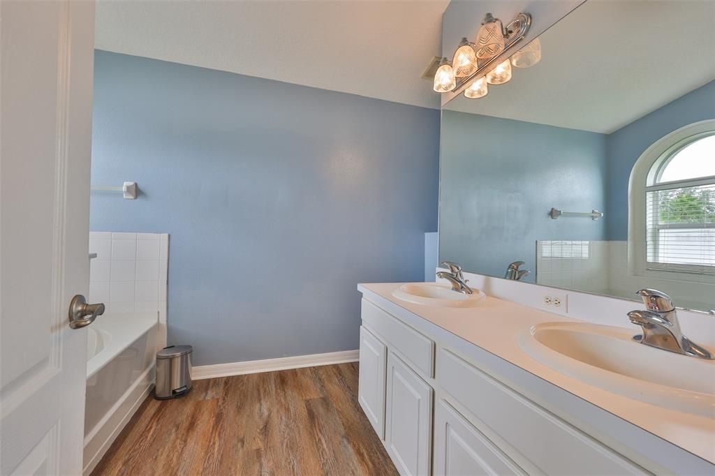 合同活跃: $300,000 (3 贝兹, 2 浴室, 1578 平方英尺)