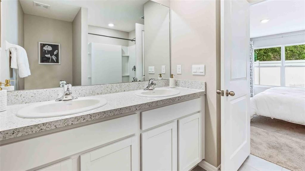 Activo con contrato: $329,990 (3 camas, 2 baños, 1560 Pies cuadrados)