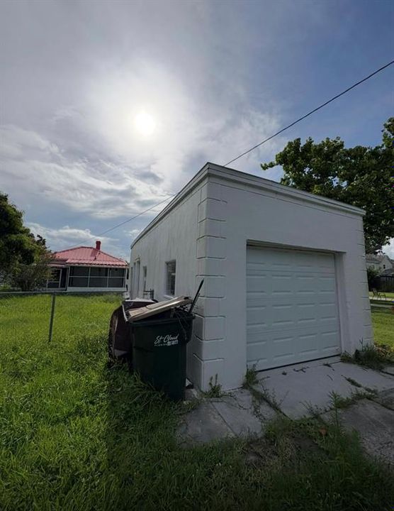 For Sale: $170,000 (2 beds, 1 baths, 940 Square Feet)