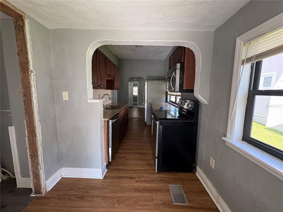 For Sale: $170,000 (2 beds, 1 baths, 940 Square Feet)