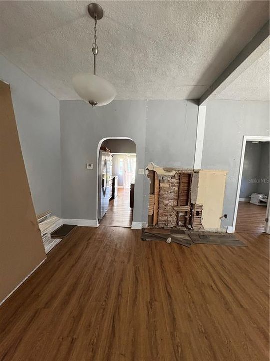 For Sale: $170,000 (2 beds, 1 baths, 940 Square Feet)