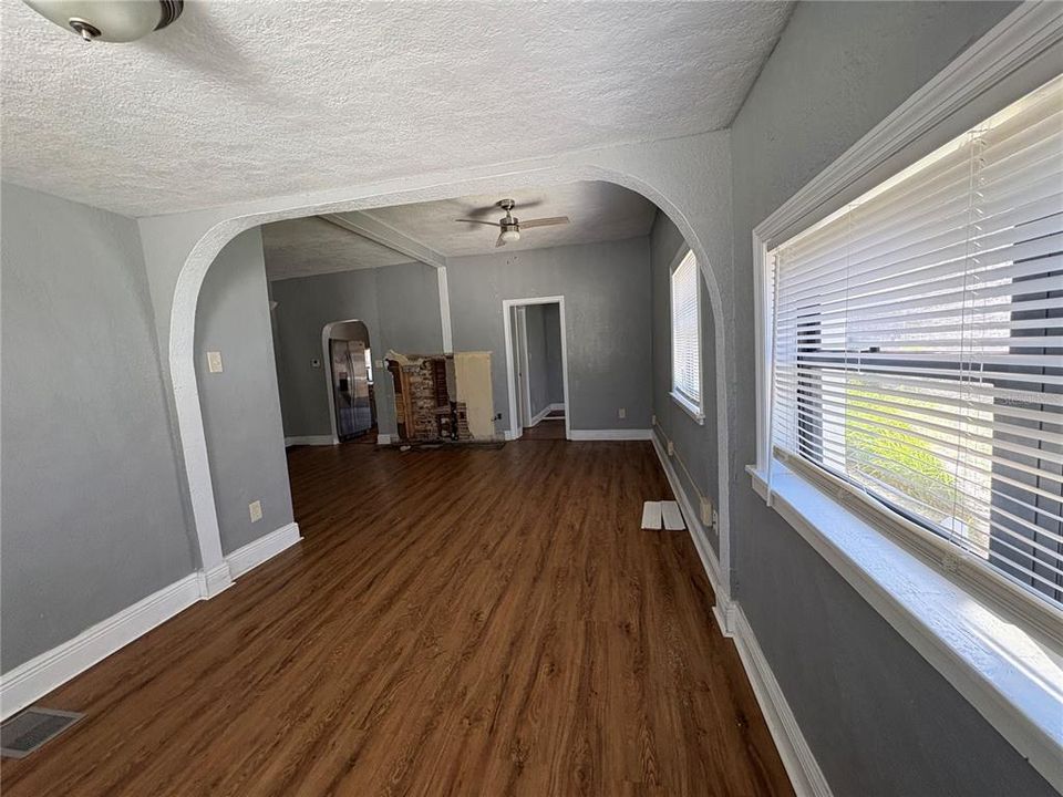 For Sale: $170,000 (2 beds, 1 baths, 940 Square Feet)