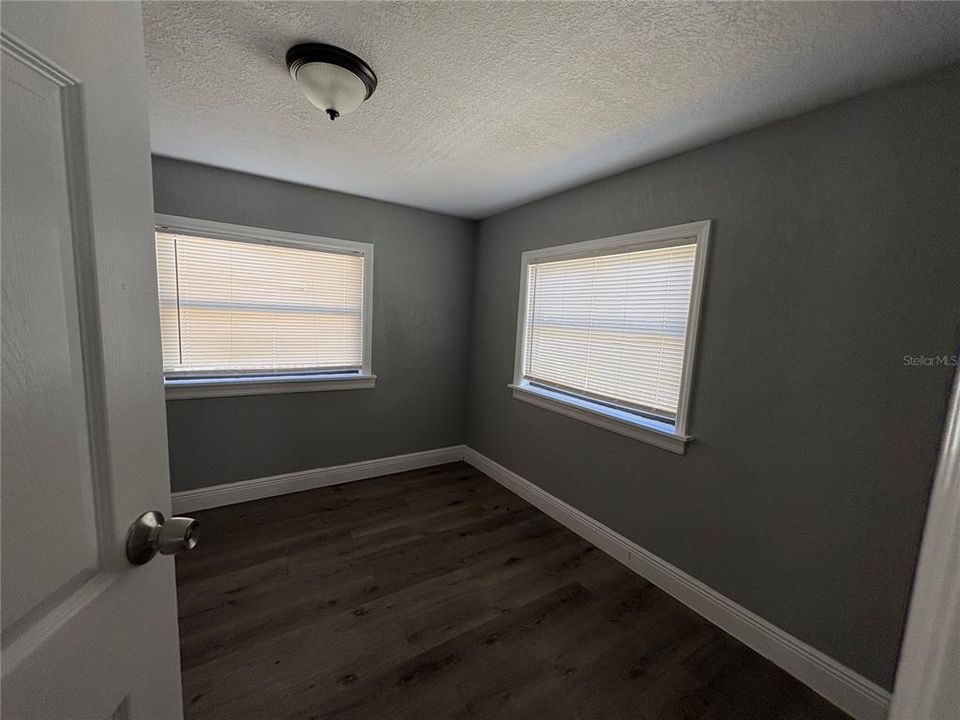 For Sale: $170,000 (2 beds, 1 baths, 940 Square Feet)