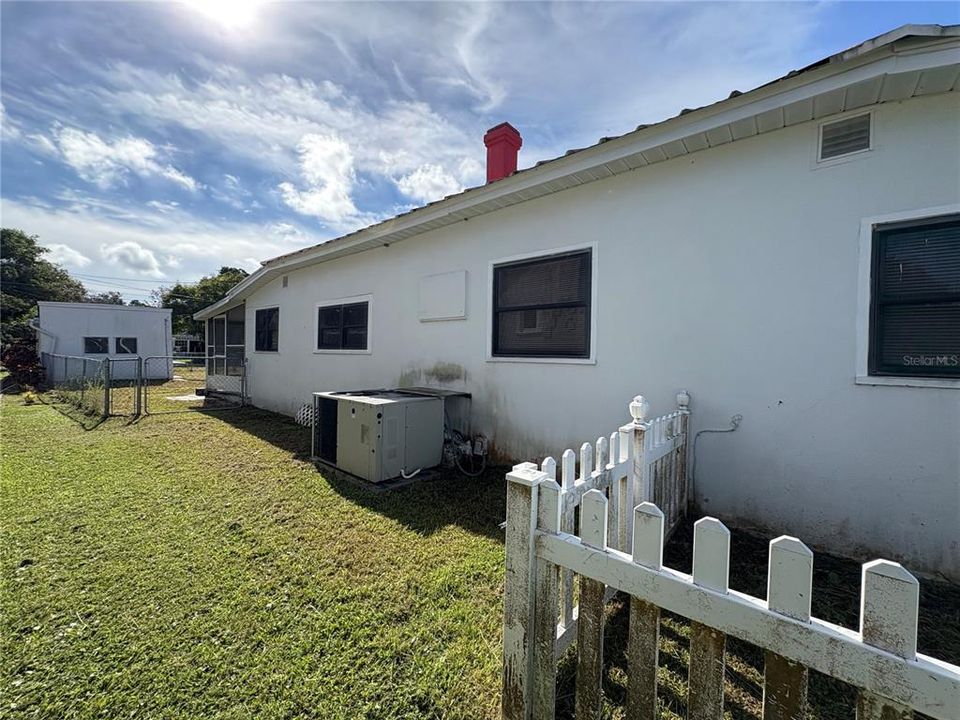 For Sale: $170,000 (2 beds, 1 baths, 940 Square Feet)