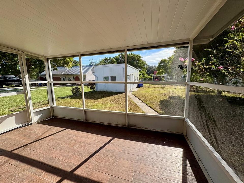 For Sale: $170,000 (2 beds, 1 baths, 940 Square Feet)