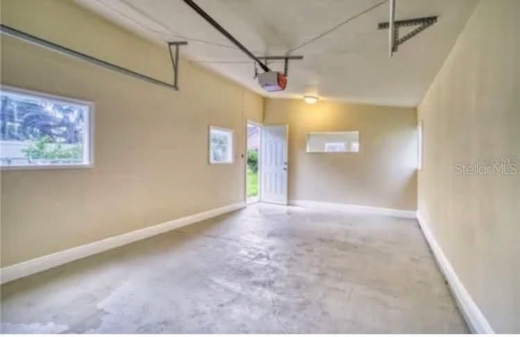 For Sale: $170,000 (2 beds, 1 baths, 940 Square Feet)