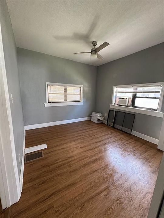 For Sale: $170,000 (2 beds, 1 baths, 940 Square Feet)
