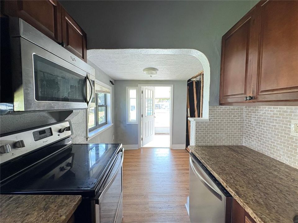 For Sale: $170,000 (2 beds, 1 baths, 940 Square Feet)