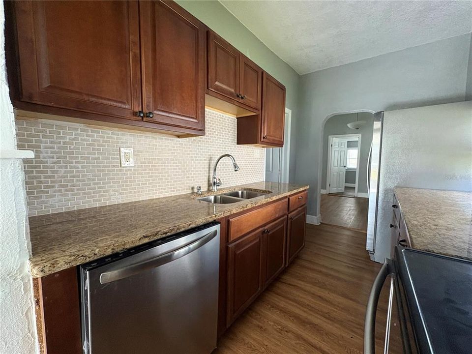 For Sale: $170,000 (2 beds, 1 baths, 940 Square Feet)