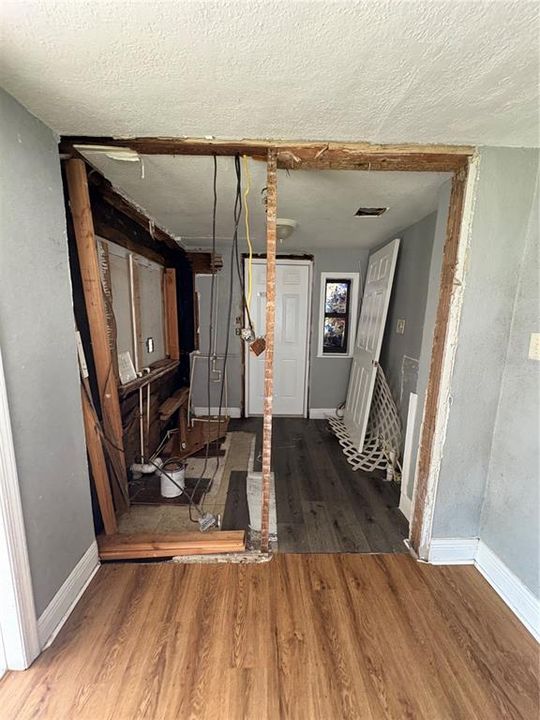 For Sale: $170,000 (2 beds, 1 baths, 940 Square Feet)