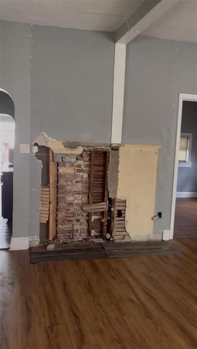 For Sale: $170,000 (2 beds, 1 baths, 940 Square Feet)