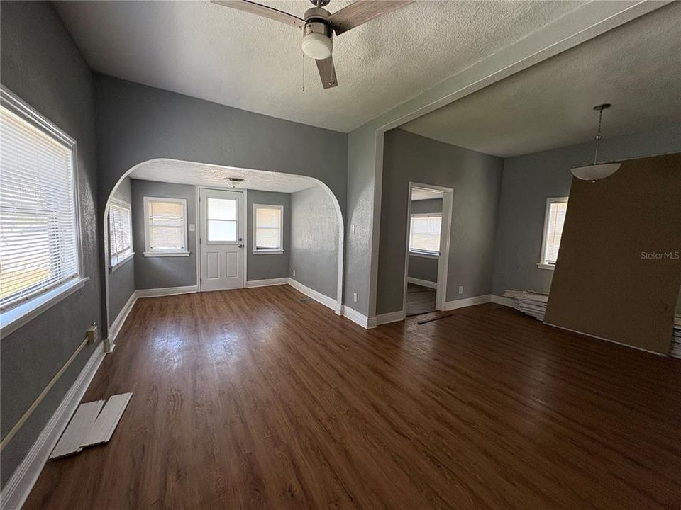 For Sale: $170,000 (2 beds, 1 baths, 940 Square Feet)