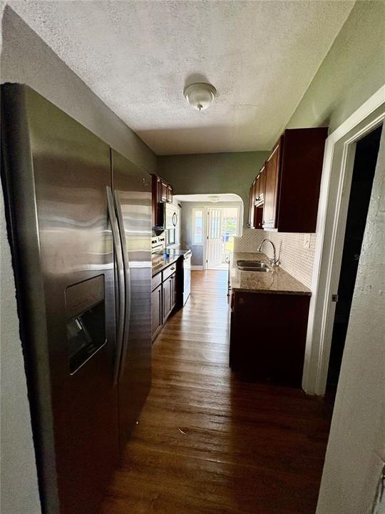 For Sale: $170,000 (2 beds, 1 baths, 940 Square Feet)