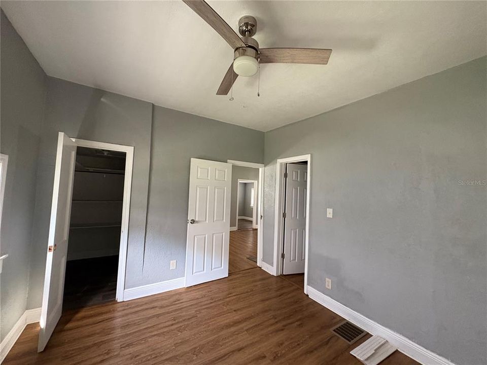 For Sale: $170,000 (2 beds, 1 baths, 940 Square Feet)