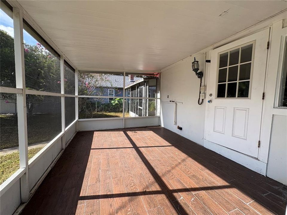 For Sale: $170,000 (2 beds, 1 baths, 940 Square Feet)