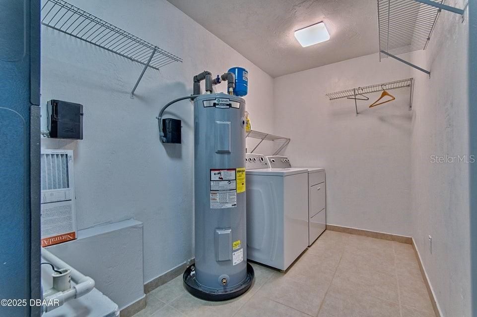 For Sale: $439,000 (3 beds, 2 baths, 1386 Square Feet)