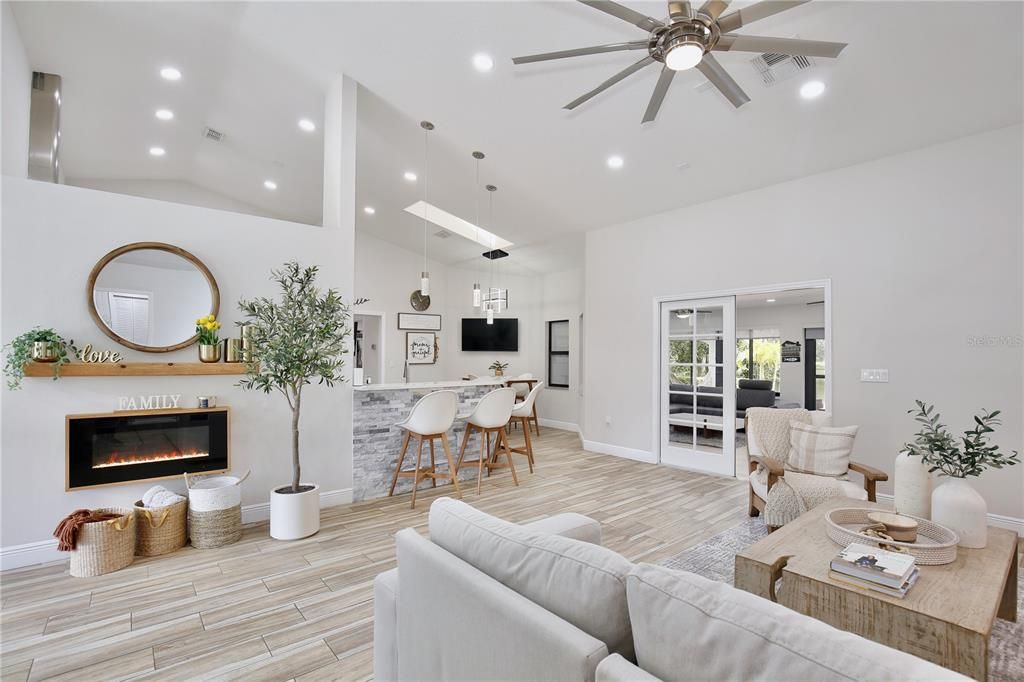 Под контрактом: $595,000 (4 спален, 3 ванн, 2638 Квадратных фут)